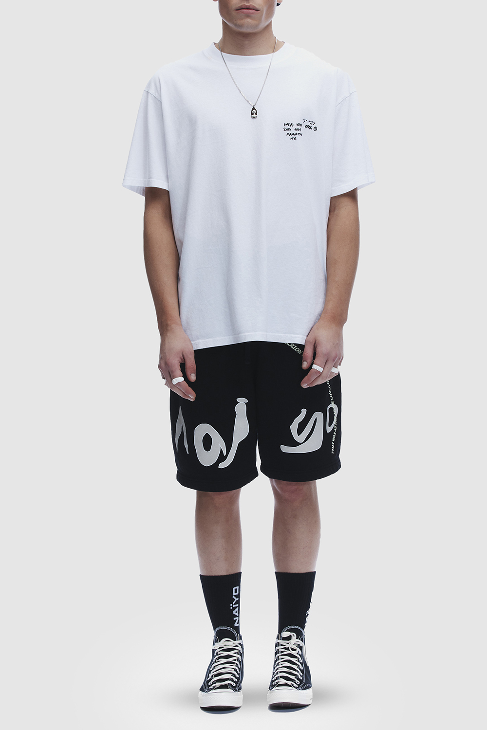 תמונת כל הלוק של חולצת טי